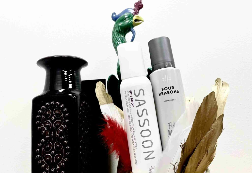 keraaminen riikinkukko, jonka eteen on sommiteltu sassoonin ja four reasonsin tuotteet.